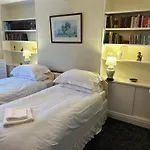 بيت ضيافة Lucy Cross Guest House