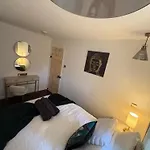 بيت ضيافة Lucy Cross Guest House Lucy Cross