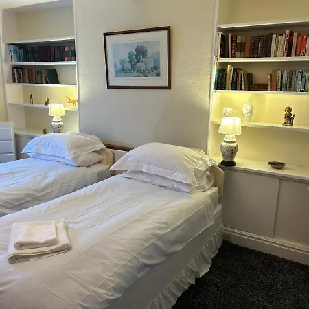 בית הארחה Lucy Cross Guest House