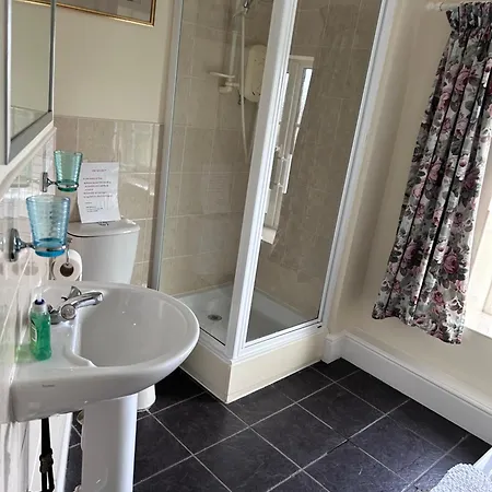 Lucy Cross Guest House 게스트하우스 *