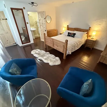 Lucy Cross Guest House *