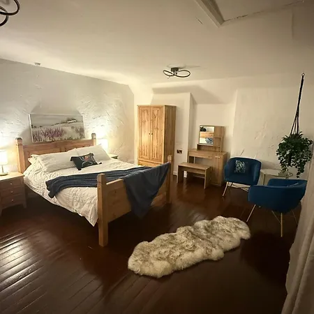 Lucy Cross Guest House 게스트하우스 *