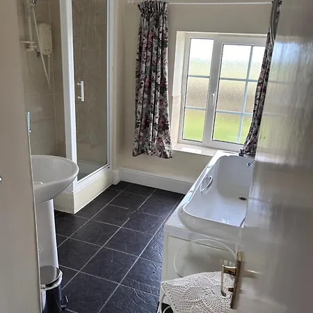 Lucy Cross Guest House ゲストハウス Lucy Cross